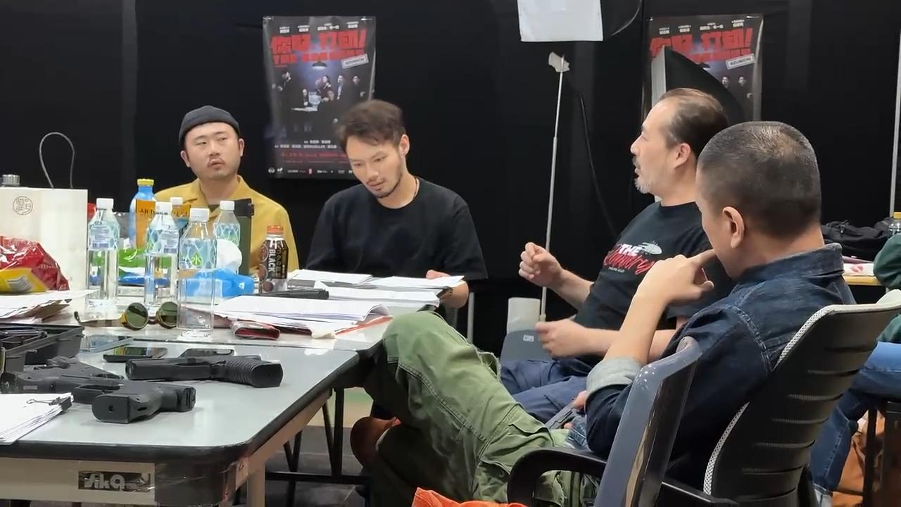 一班演員如火如荼的展開排練,連軍火演習也來得十分認真。