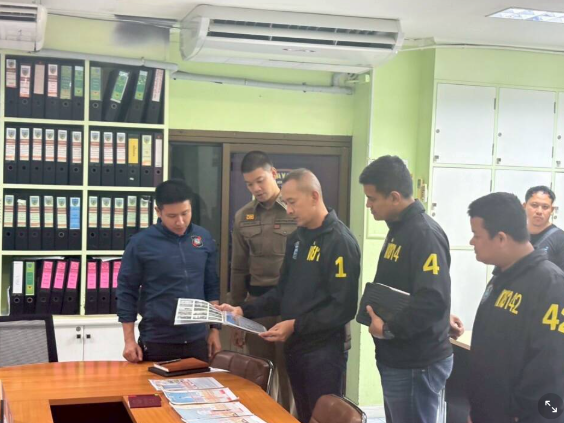 泰國傳媒報道,近期一對中國情侶遊客在泰國芭堤雅南路人行道邊架設相機,疑似在進行性行為並拍照取景,遭民眾舉報。兩人被帶往警局接受進一步調查與法律處理。(泰國頭條新聞)