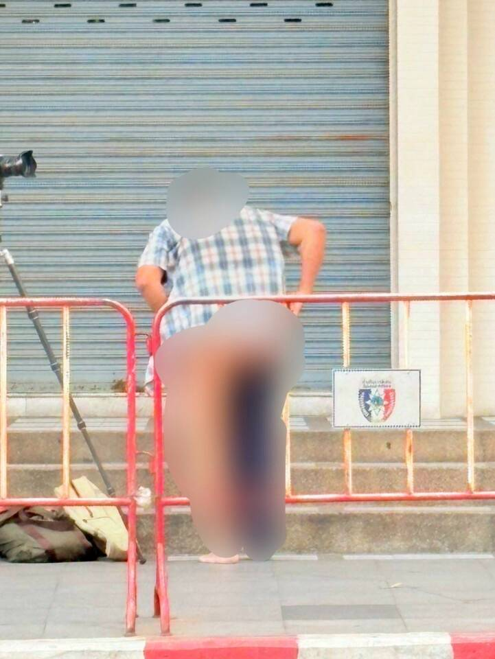 泰國傳媒報道,近期一對中國情侶遊客在泰國芭堤雅南路人行道邊架設相機,疑似在進行性行為並拍照取景,遭民眾舉報。兩人被帶往警局接受進一步調查與法律處理。(泰國頭條新聞)