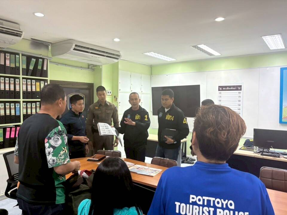 泰國傳媒報道,近期一對中國情侶遊客在泰國芭堤雅南路人行道邊架設相機,疑似在進行性行為並拍照取景,遭民眾舉報。兩人被帶往警局接受進一步調查與法律處理。(泰國頭條新聞)