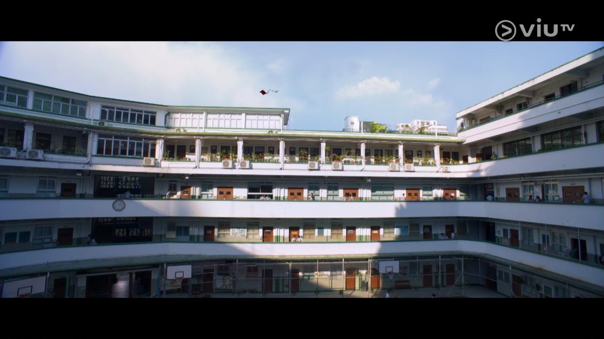 《三命》以實景拍攝,校園的冷氣機成了「穿崩位」,不太附合七十年代背景。