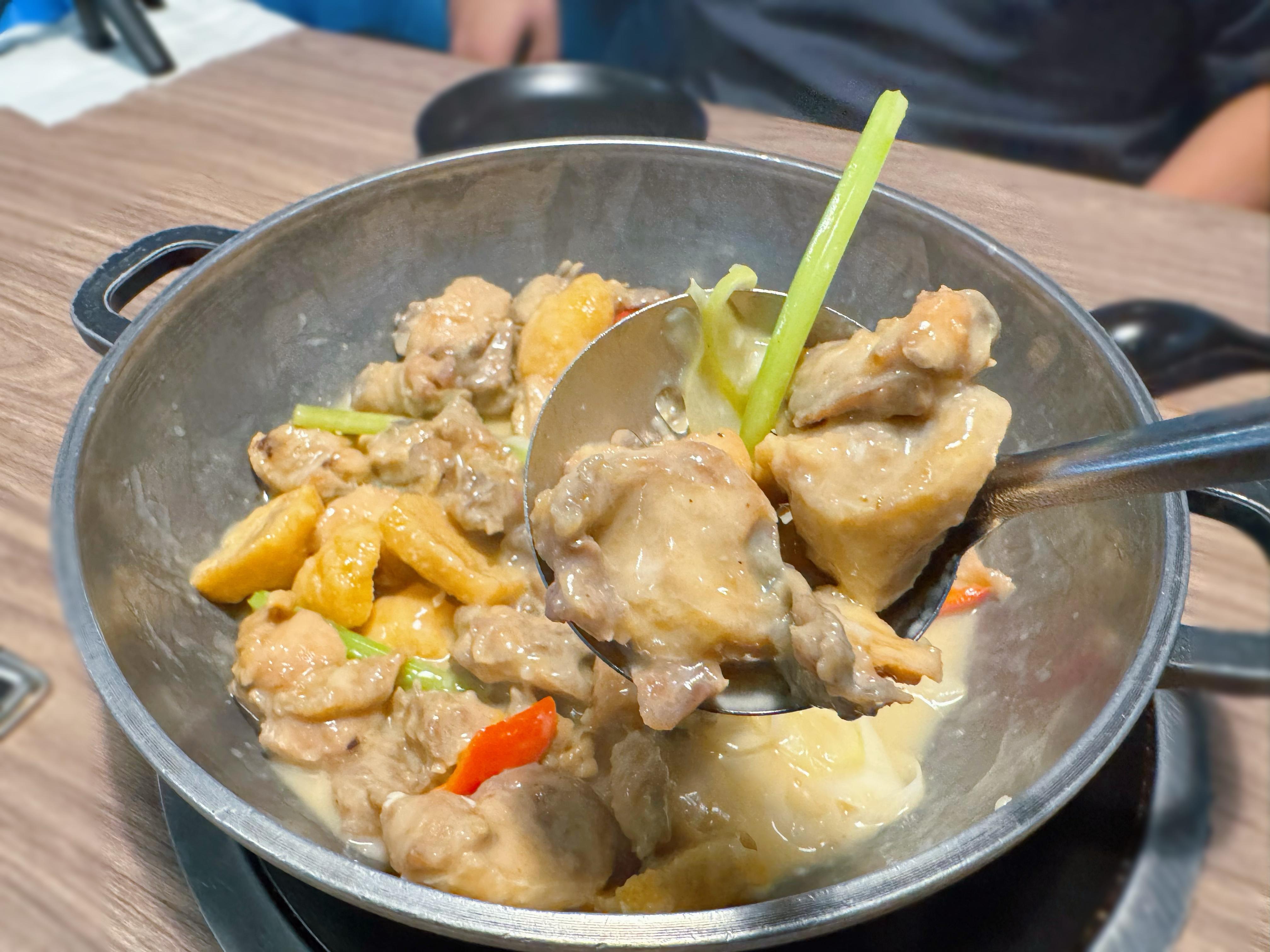 雙乳雞煲(鹹牛乳及腐乳)風味似芝士雞煲,更鹹香。