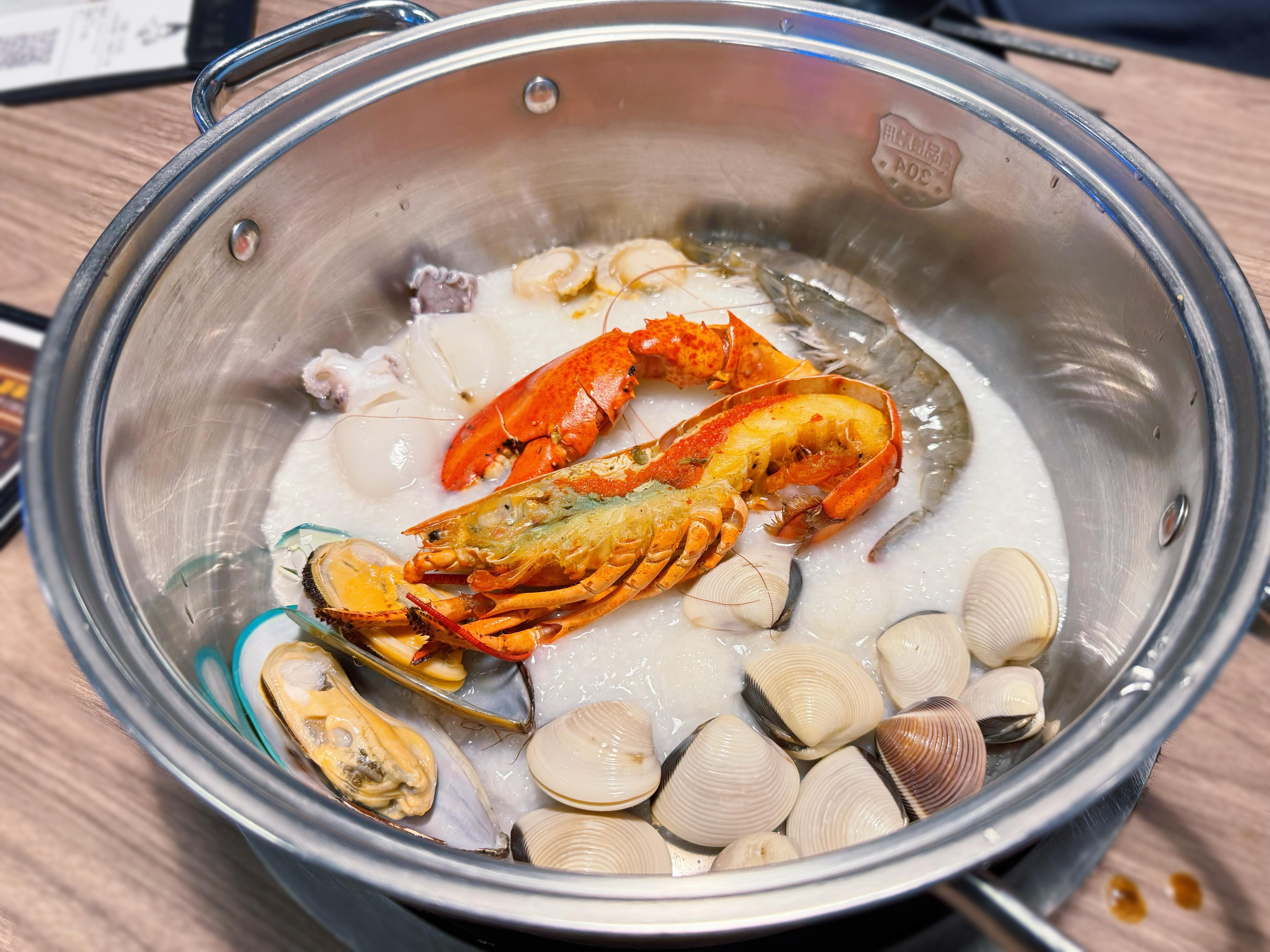 尖沙咀店限定免費升級龍蝦海鮮粥底鍋。