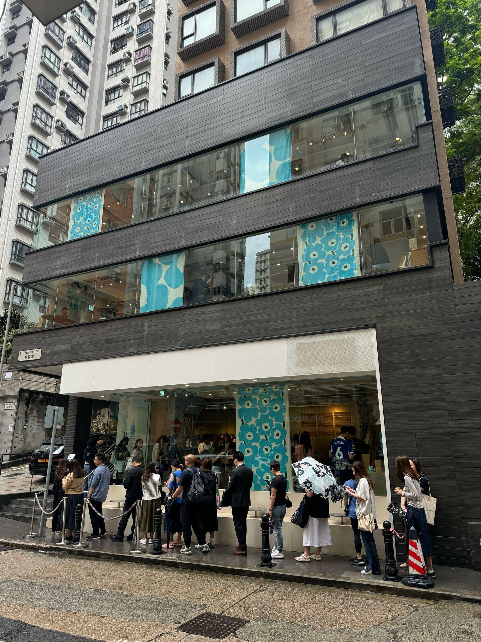 生活組同事表示其好友一早8時30分到達,排隊等了個多小時才購買到聯乘產品。