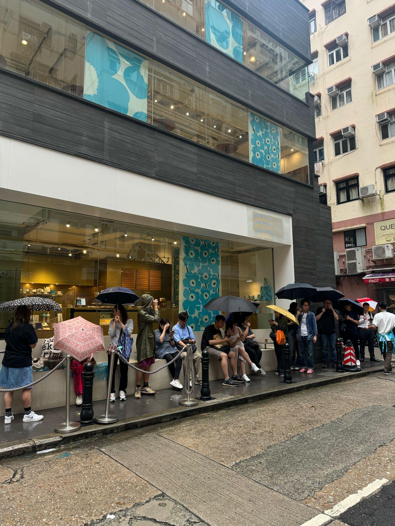 灣仔店朝早7時半開始出現人龍。