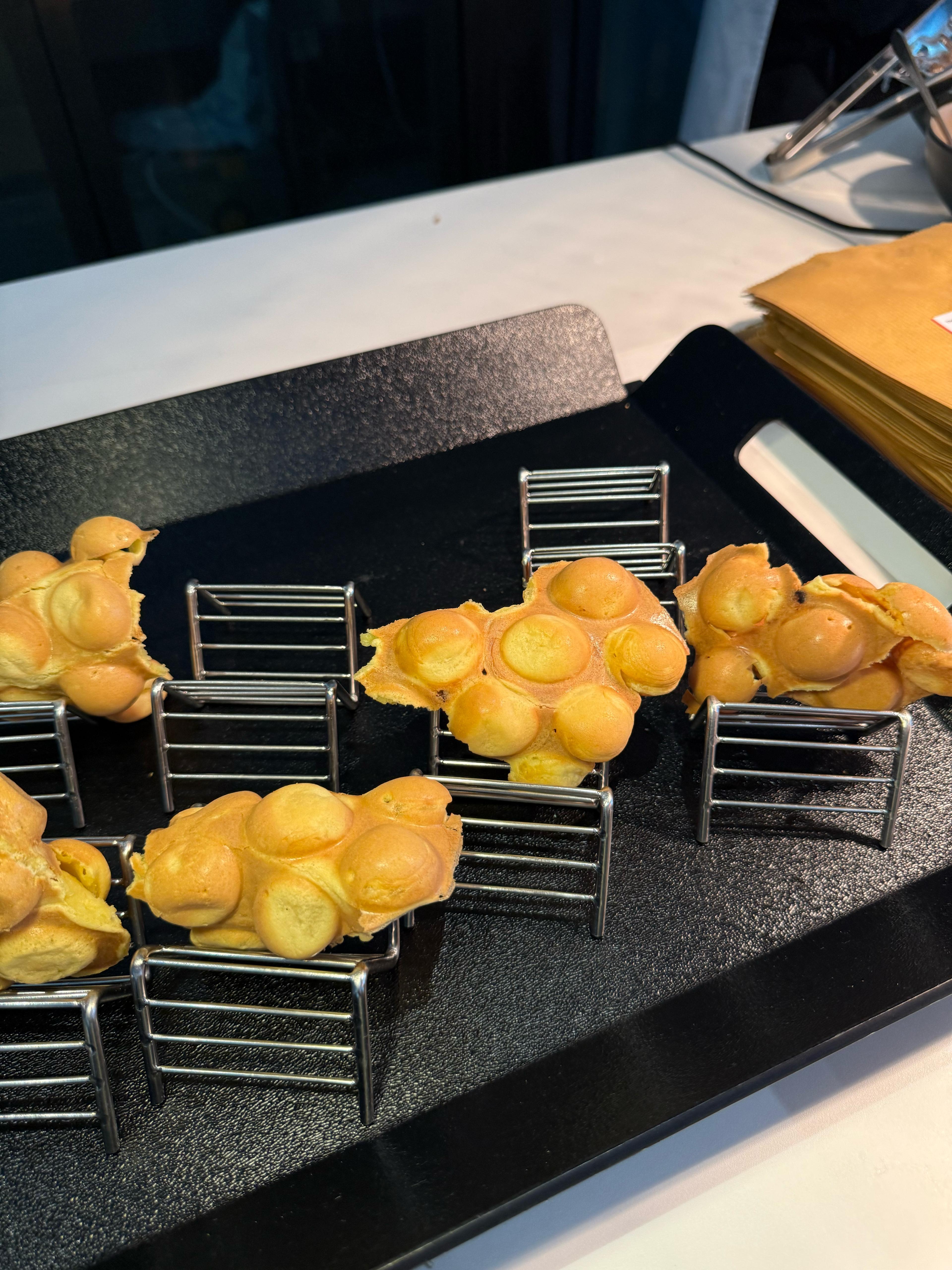 上機前可享用最新設施和餐飲美食,如原味雞蛋仔、雲吞麵、雪菜雞絲湯麵等