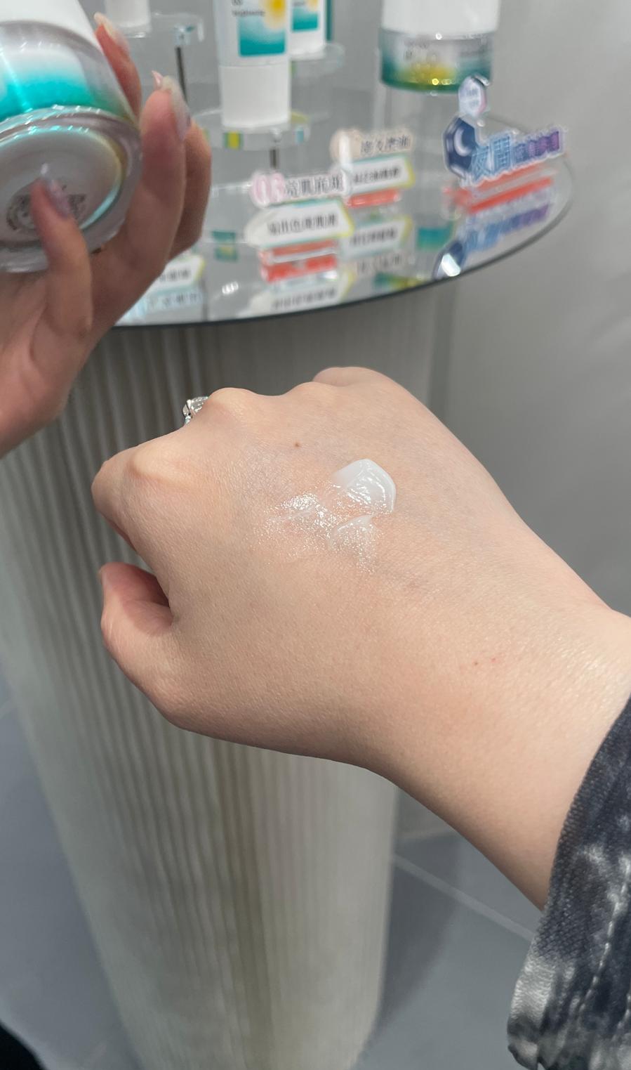 角質層修護滋潤晚霜的啫喱質地非常易吸收。