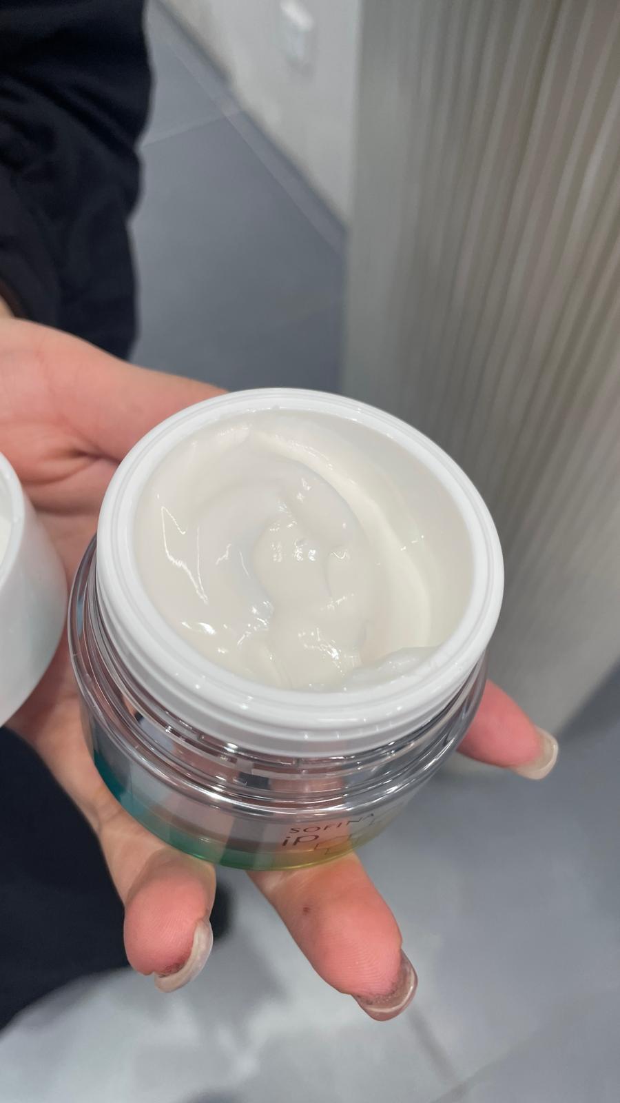 角質層修護滋潤晚霜的啫喱質地非常易吸收。