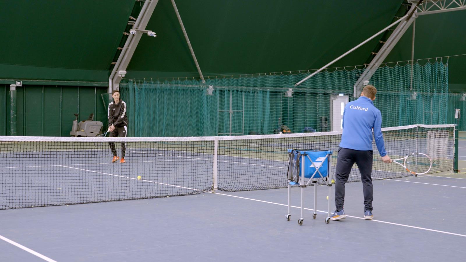 陳偉豪到英國的學校體驗當地學校的體育設施。(公關圖片)