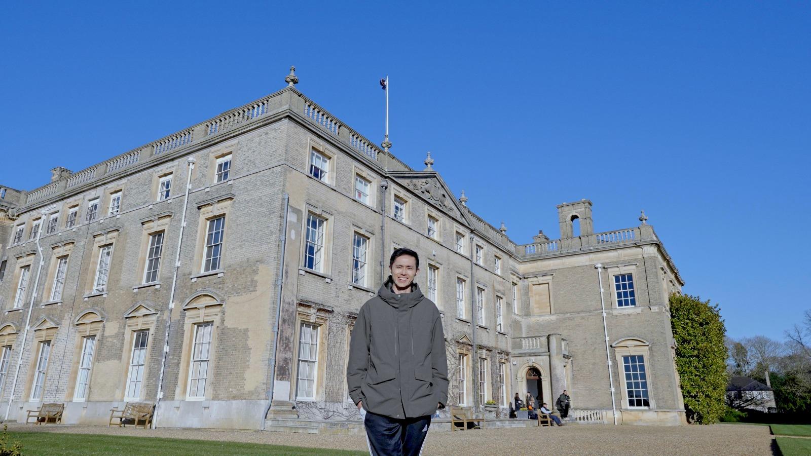 陳偉豪嘗試擔當升學顧問,並走訪英國的學校視察。(公關圖片)