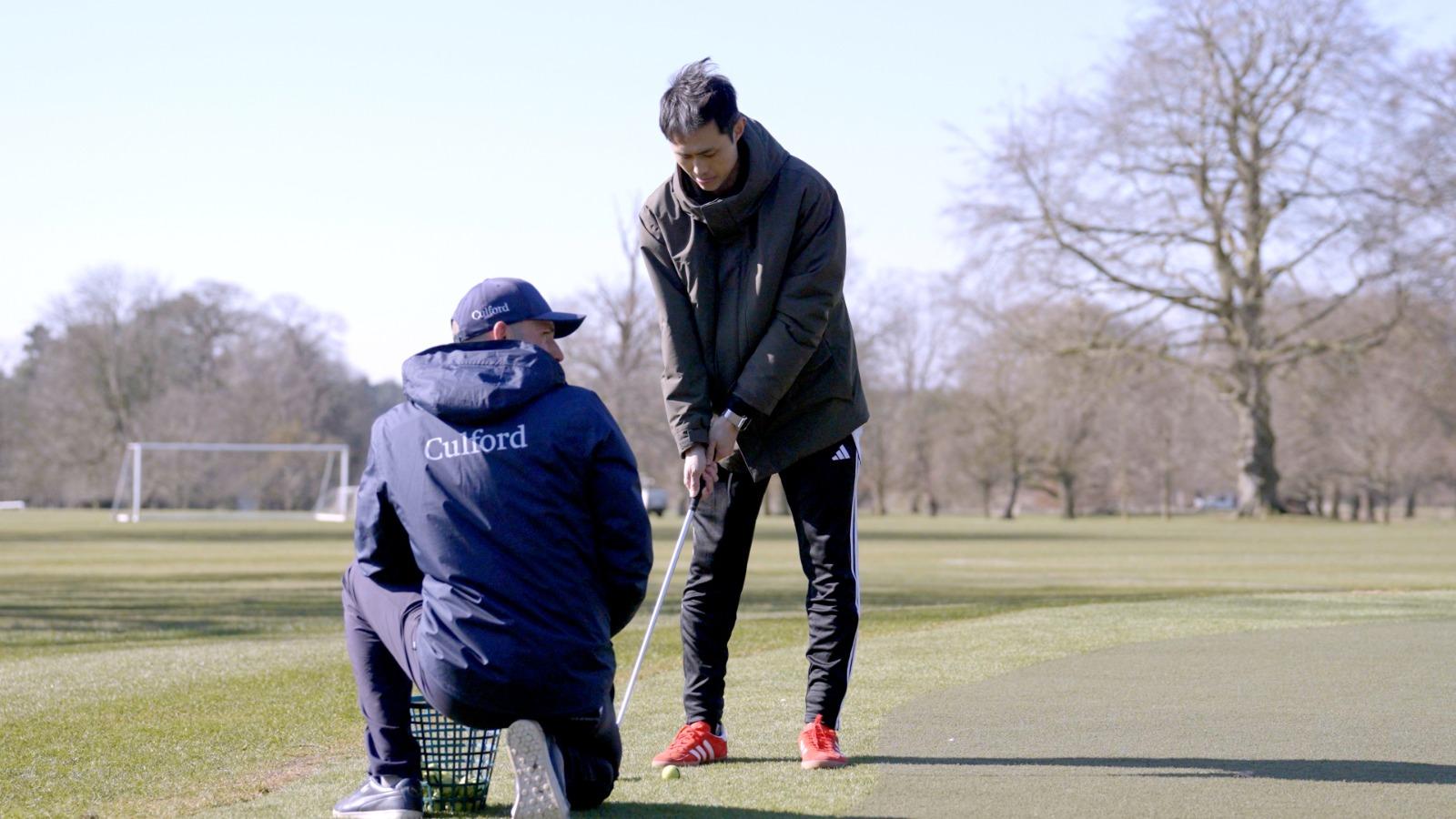 陳偉豪到英國的學校體驗當地學校的體育設施。(公關圖片)