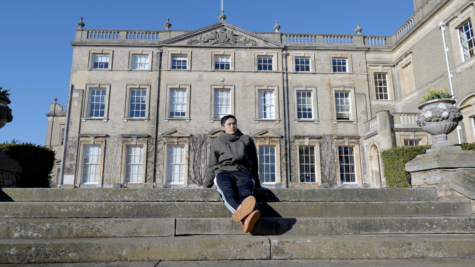 陳偉豪嘗試擔當升學顧問,並走訪英國的學校視察。(公關圖片)