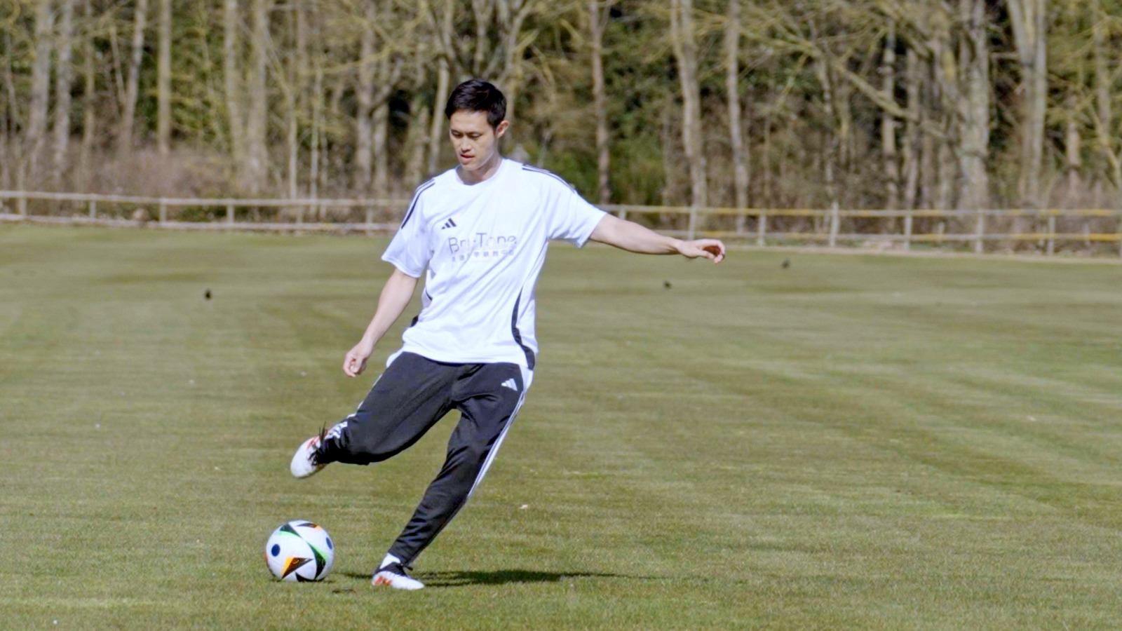 陳偉豪到英國的學校體驗當地學校的體育設施。(公關圖片)