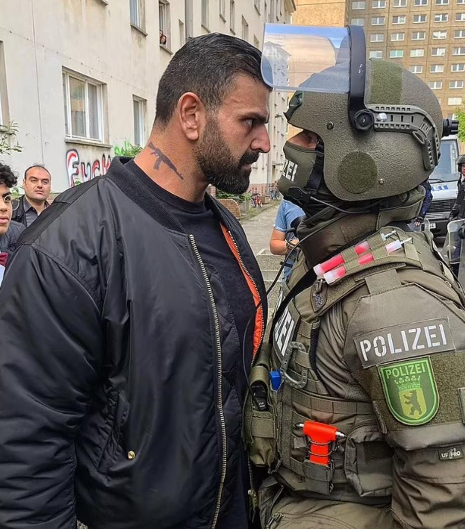 Vittorio Pirbazari曾在柏林百家犬中演出。