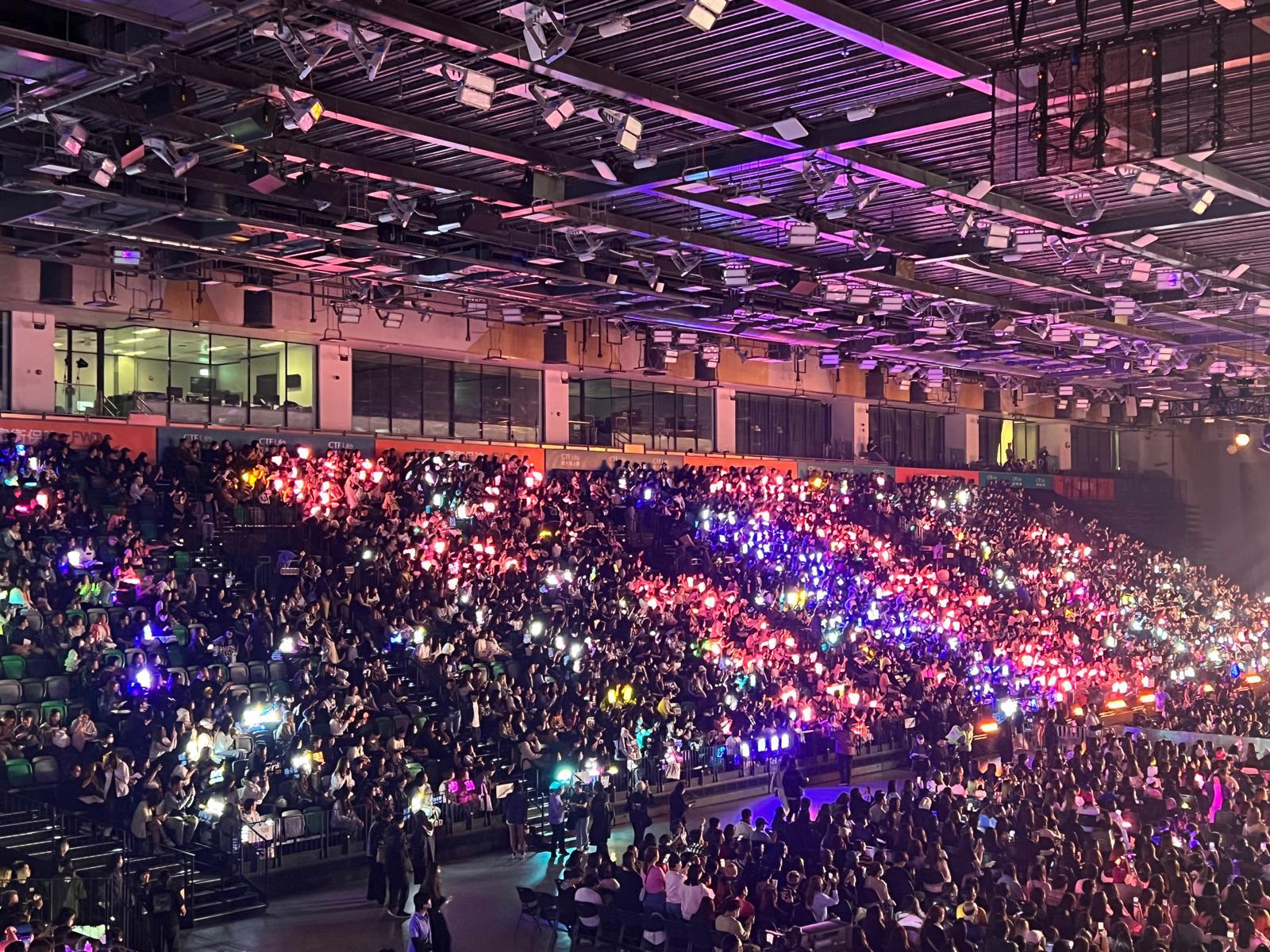 及至6時45分,現場坐滿觀眾。