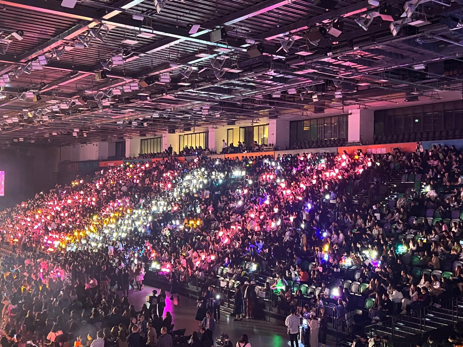 及至6時45分,現場坐滿觀眾。