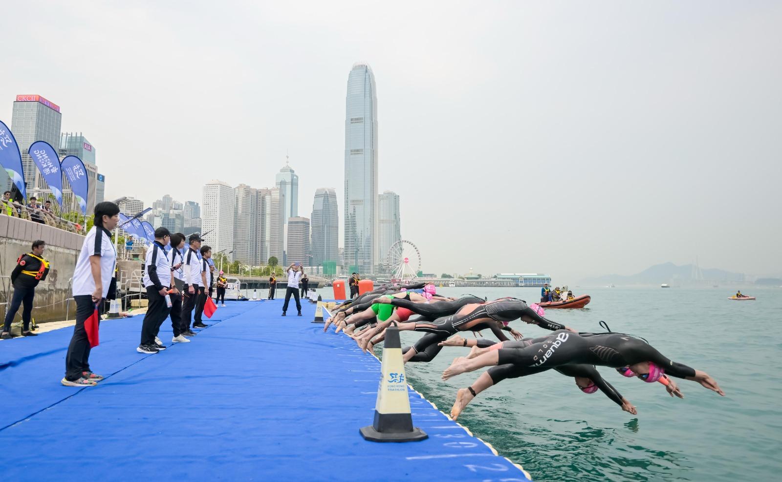半奧三鐵亞錦賽|三鐵參賽者先在維港完成游泳項目。(公關提供)