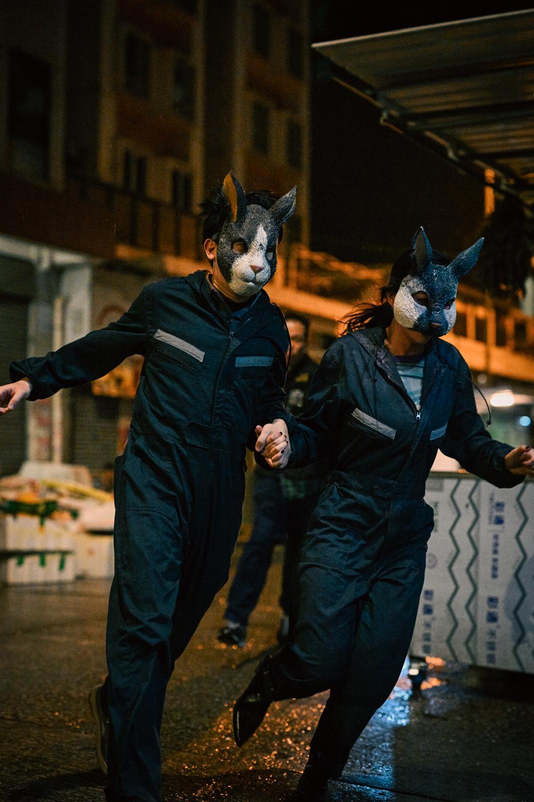 岑珈其在《搗破法蘭克》被楊偲泳拖著逃亡時,唱起鄭伊健的《甘心替代你》。