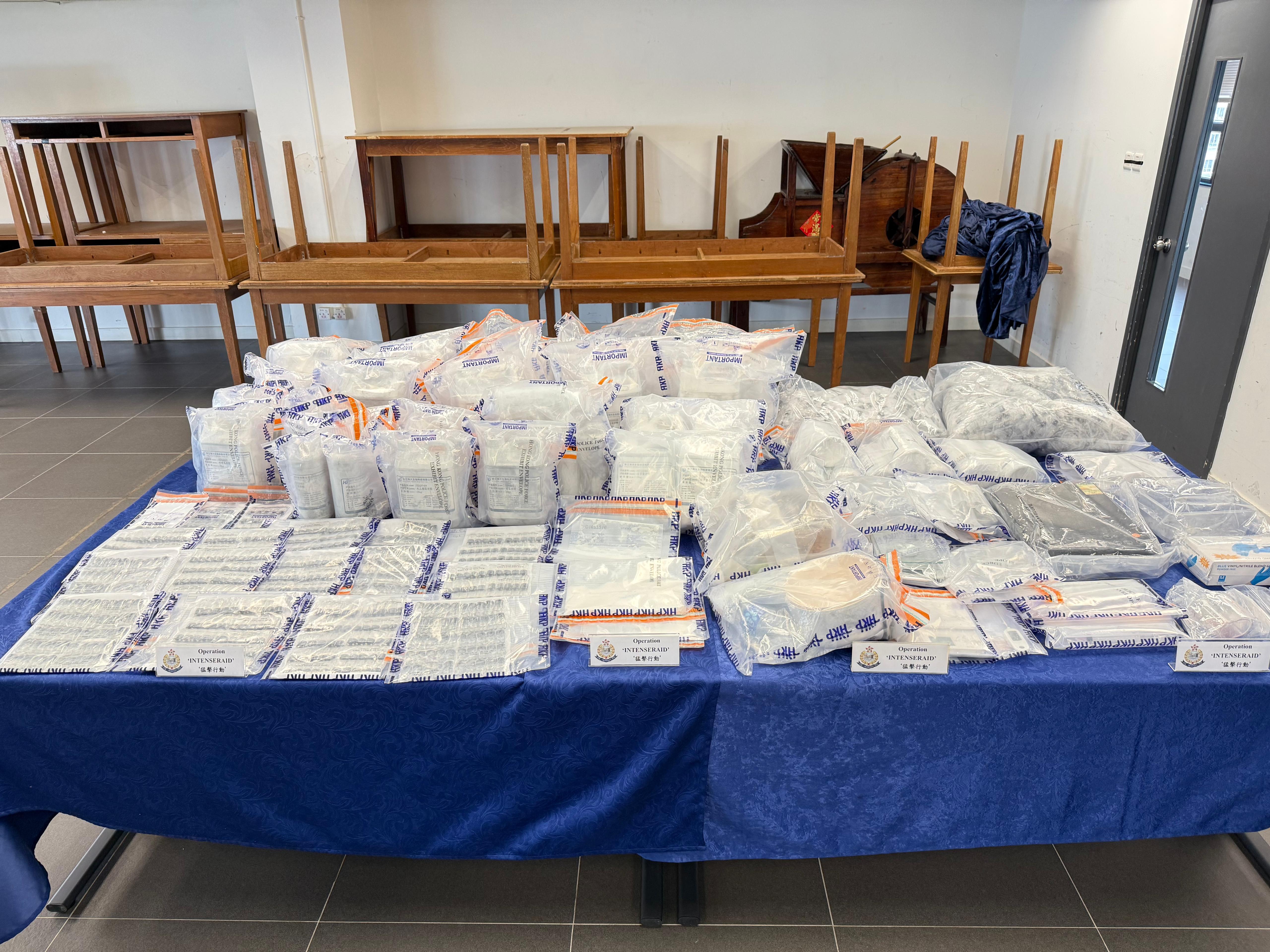 警方檢獲依托咪酯粉末、香油及製毒工具。