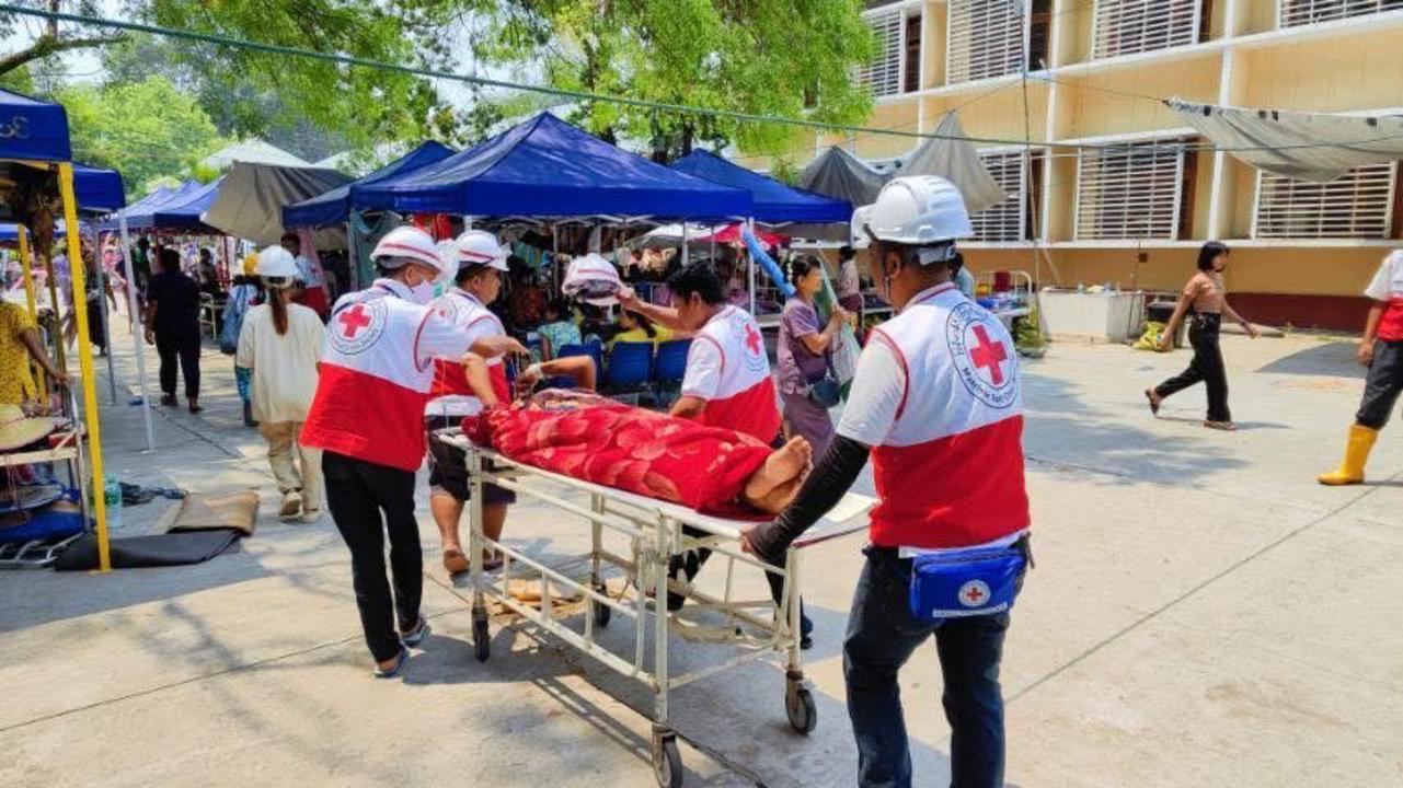 緬甸紅十字會在地震後迅速進行人道救援,包括啟動緊急行動中心,支援搜救工作, 為傷者提供急救、院前護理及緊急醫療物資。(香港紅十字會提供)