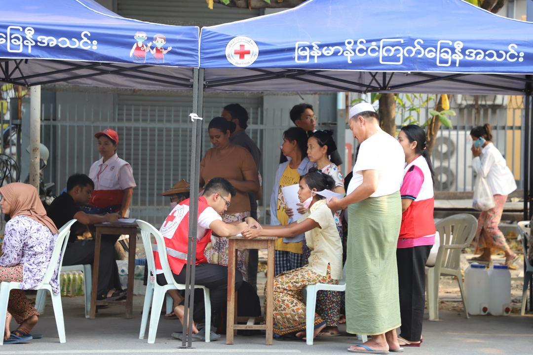 緬甸紅十字會同時派出四個流動健康團隊前往受災地區,進行心理健康及社區支援服務。(香港紅十字會提供)