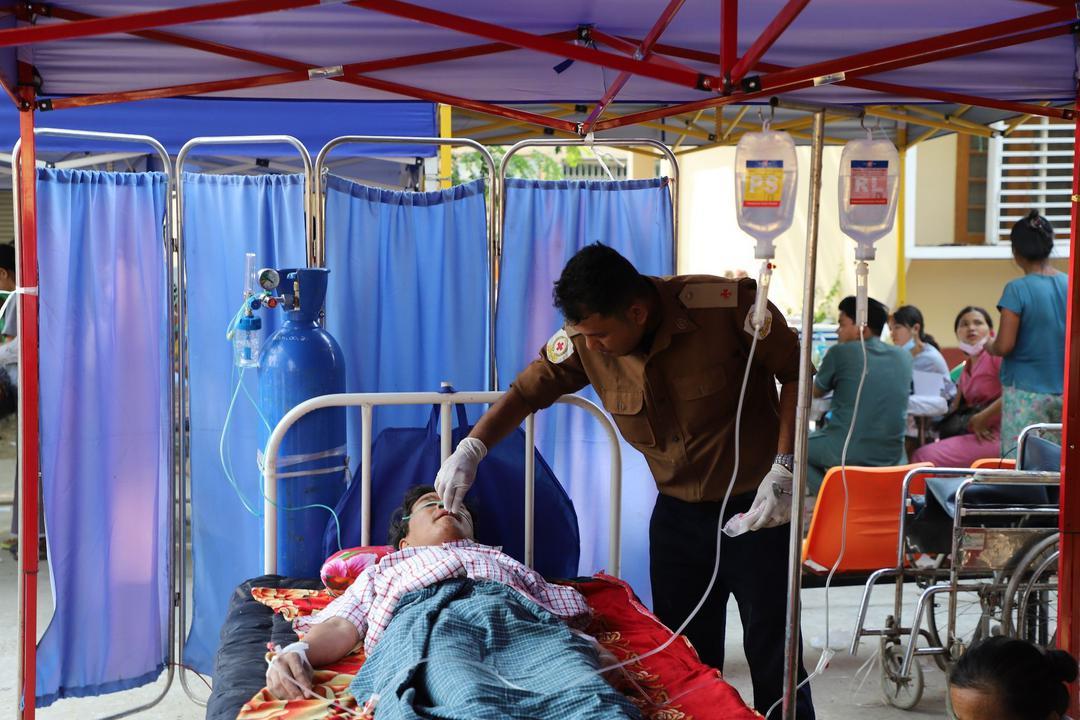 緬甸紅十字會在地震後迅速進行人道救援,包括啟動緊急行動中心,支援搜救工作, 為傷者提供急救、院前護理及緊急醫療物資。(香港紅十字會提供)