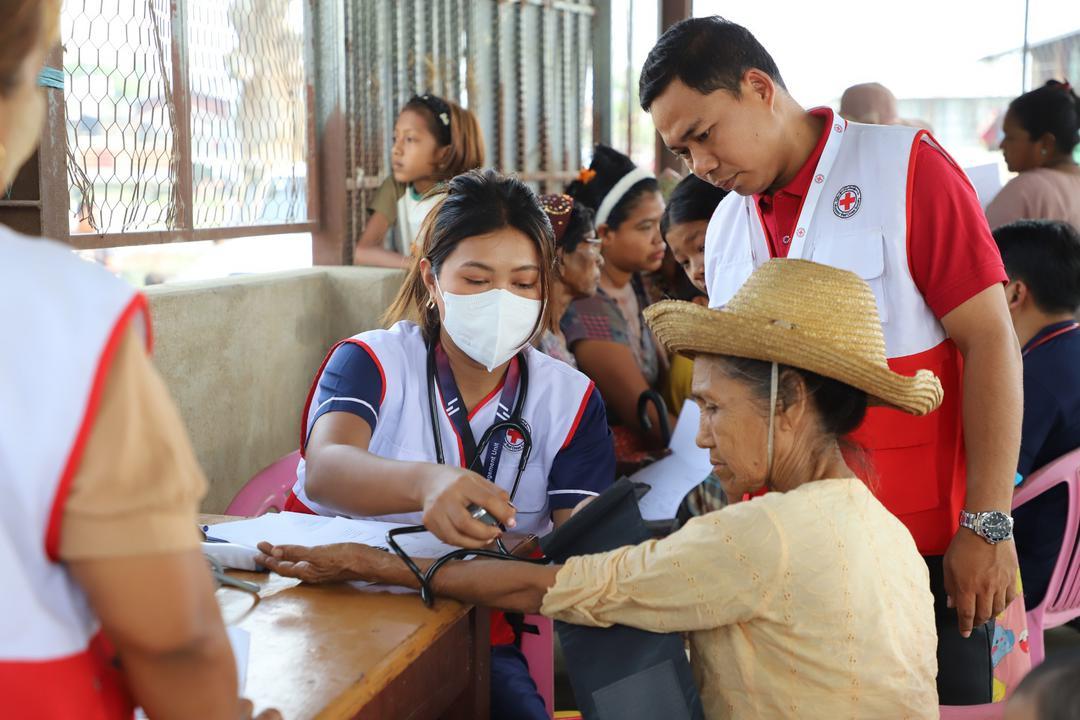 緬甸紅十字會同時派出四個流動健康團隊前往受災地區,進行心理健康及社區支援服務。(香港紅十字會提供)