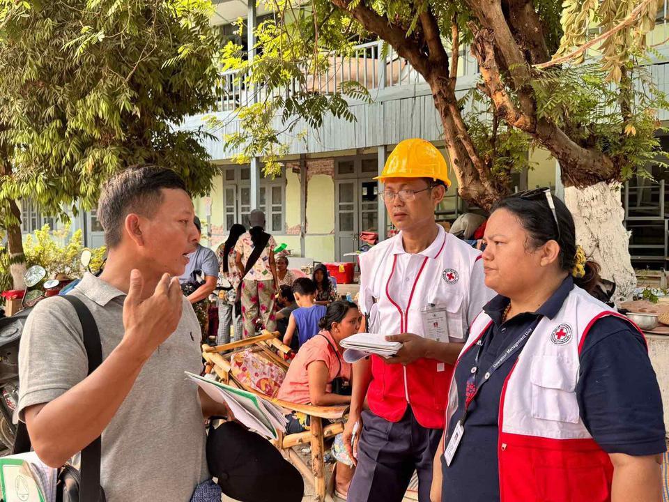 緬甸紅十字會在社區進行評估,檢視災民需要。(香港紅十字會提供)