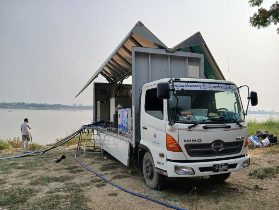 緬甸紅十字會使用供水車及淨水丸,應對清潔食水短缺。(香港紅十字會提供)