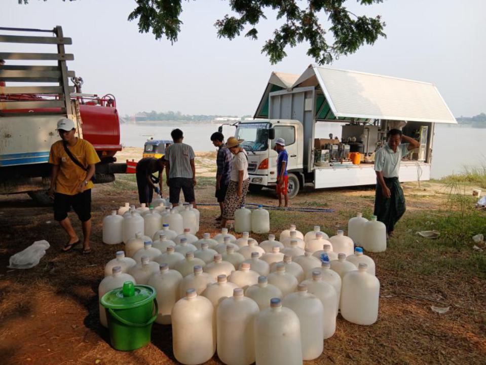 緬甸紅十字會使用供水車及淨水丸,應對清潔食水短缺。(香港紅十字會提供)
