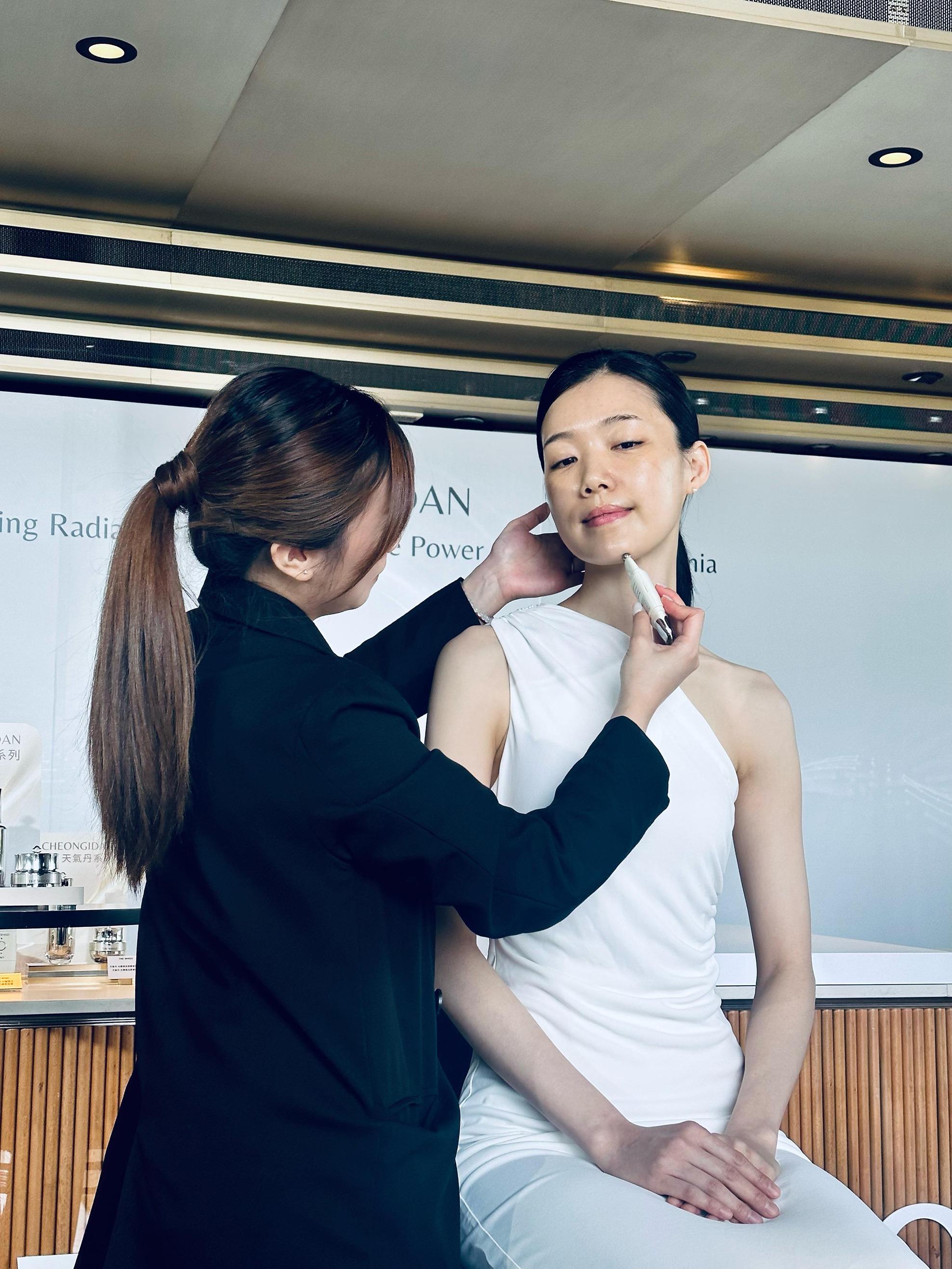 THE WHOO首度推出光耀煥活緊緻肌膚美容儀,並在發布會示範美容儀用法。