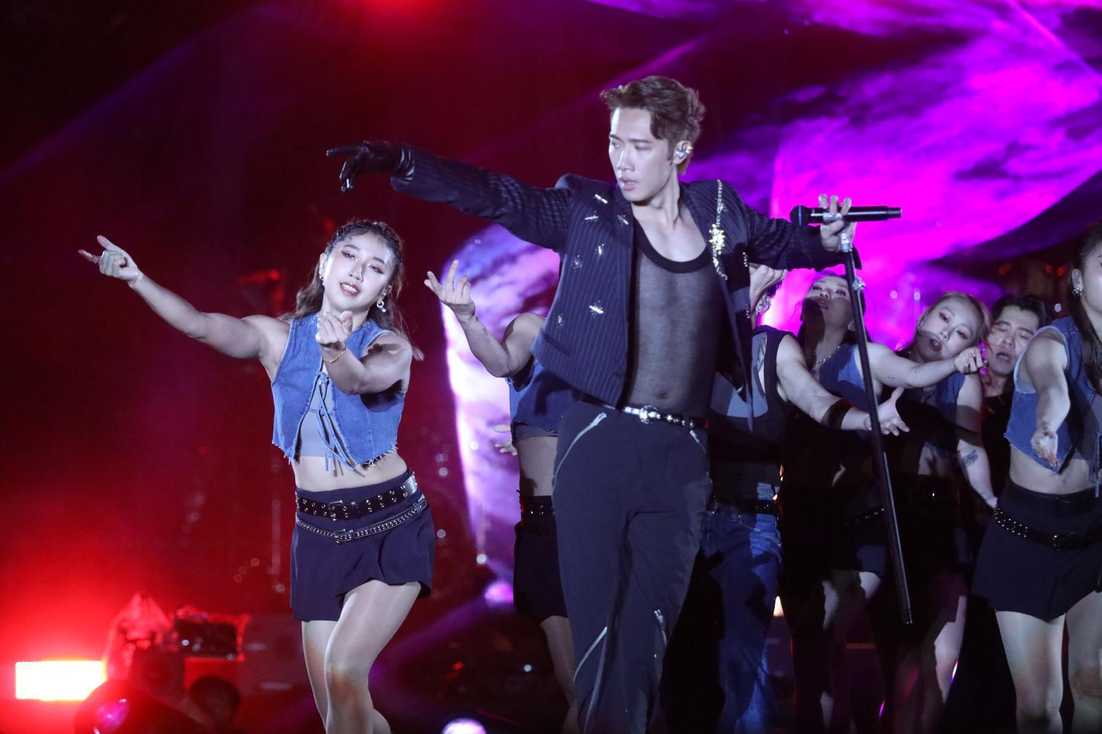 Stanley邱士縉透視裝上陣,「大表波」約隱約現。(娛樂組攝)