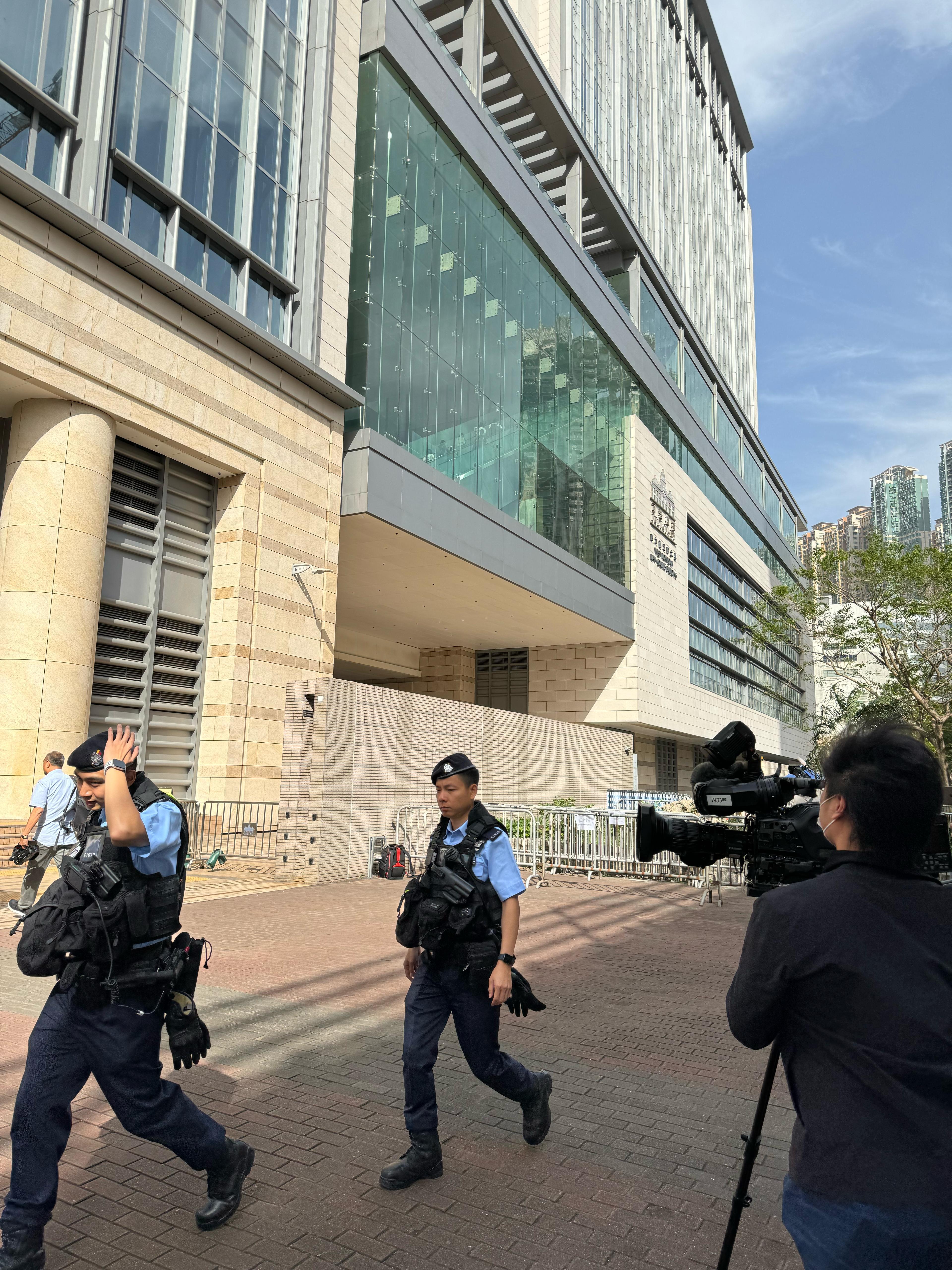 上村謙信被控「猥褻侵犯」罪,逾百粉絲到西九龍法裁判法院旁聽。