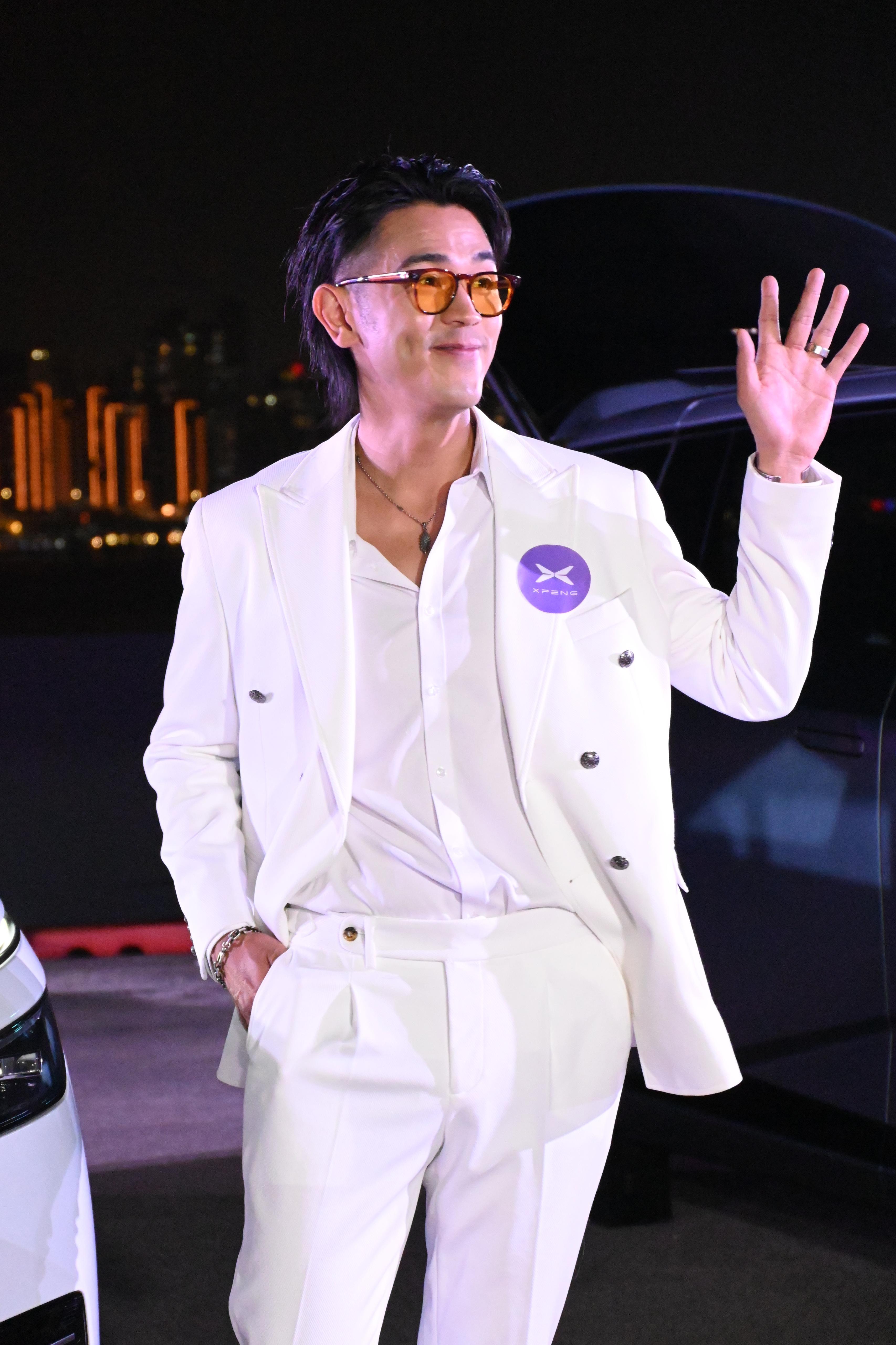 對於與女友情侶檔接Job,馬志威耍手擰頭。