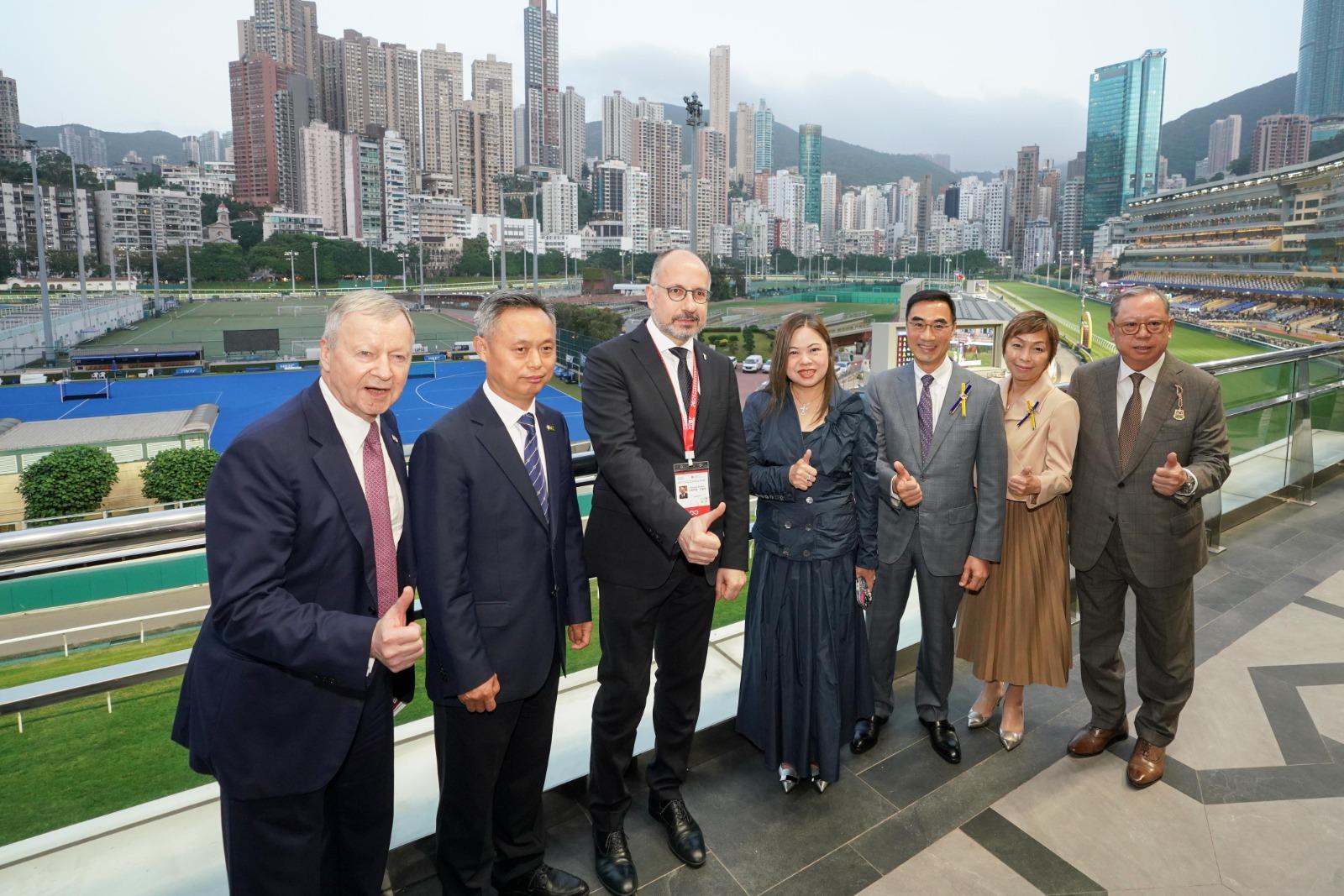 在「2025世界旅遊城市聯合會香港香山旅遊峰會」的閉幕式上,香港賽馬會主席利子厚(右三)、香港賽馬會董事龔楊恩慈(右二)、香港賽馬會行政總裁應家柏(左一),聯同香港特區政府文化體育及旅遊局局長羅淑佩(中)、世界旅遊城市聯合會秘書長郭懷剛(左二)、香港旅遊發展局主席林建岳博士(右一),以及意大利阿斯蒂省省長兼阿斯蒂市市長毛里齊奧·拉塞羅(左三)合照。