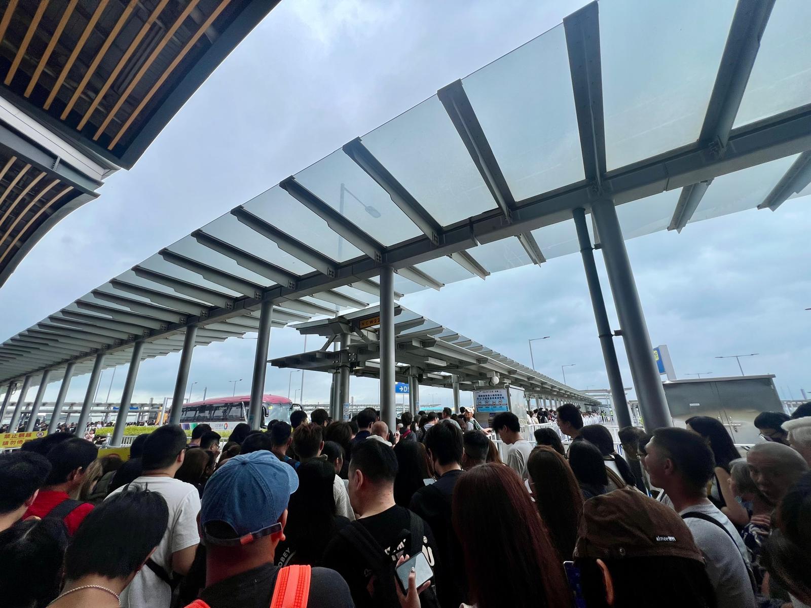 大量旅客從港珠澳大橋出境往內地或澳門。(《am730》記者攝)