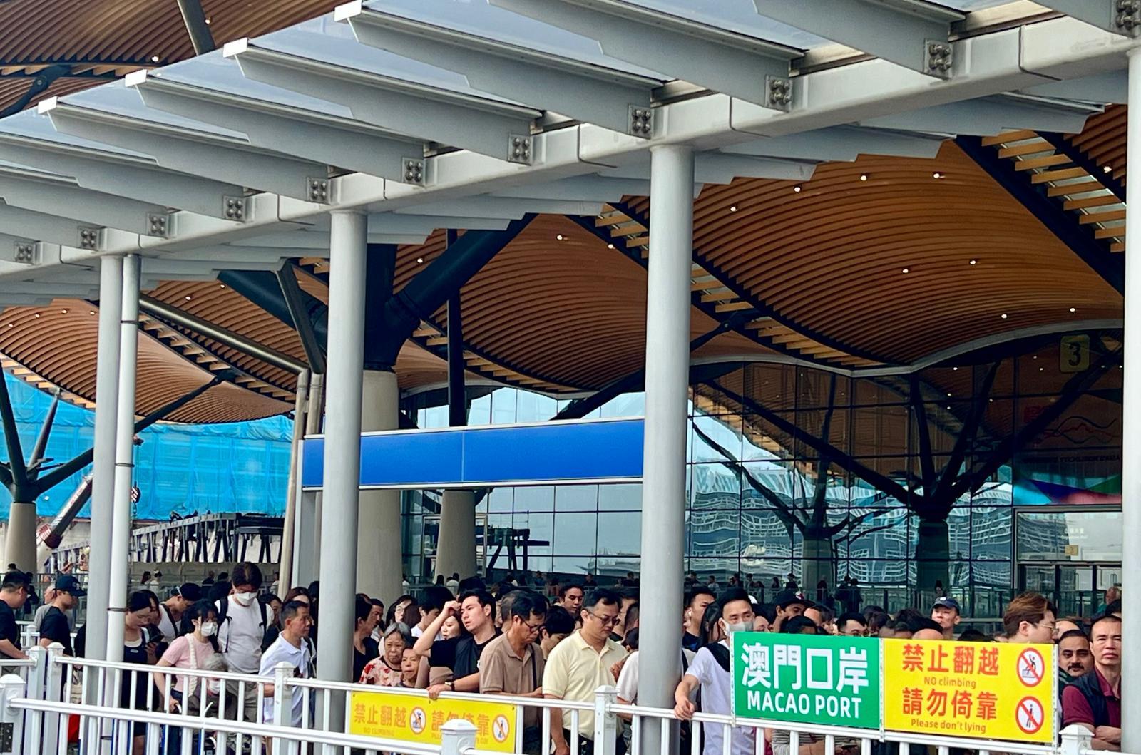 大量旅客從港珠澳大橋出境往內地或澳門。(《am730》記者攝)