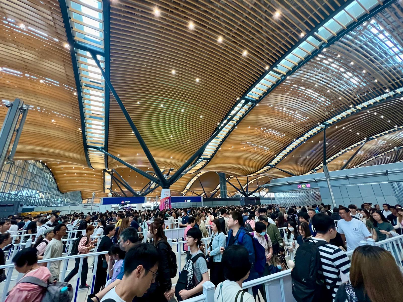 大量旅客從港珠澳大橋出境往內地或澳門。(《am730》記者攝)