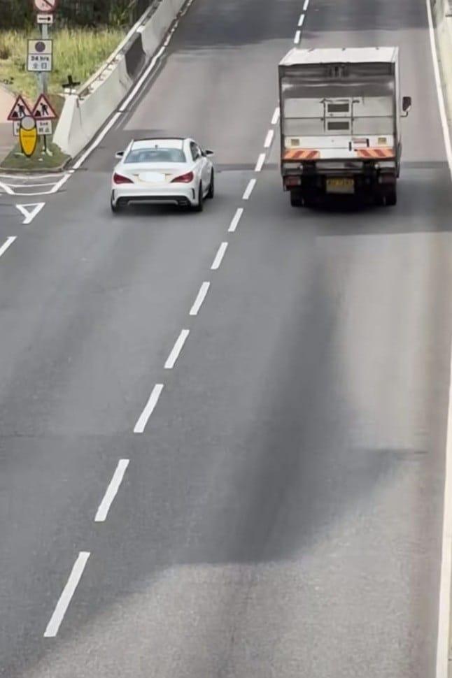 長沙灣平治避查撞2車,警拘2男涉狂亂駕駛等6宗罪。(小紅書「左街角落的小羊」片段截圖)