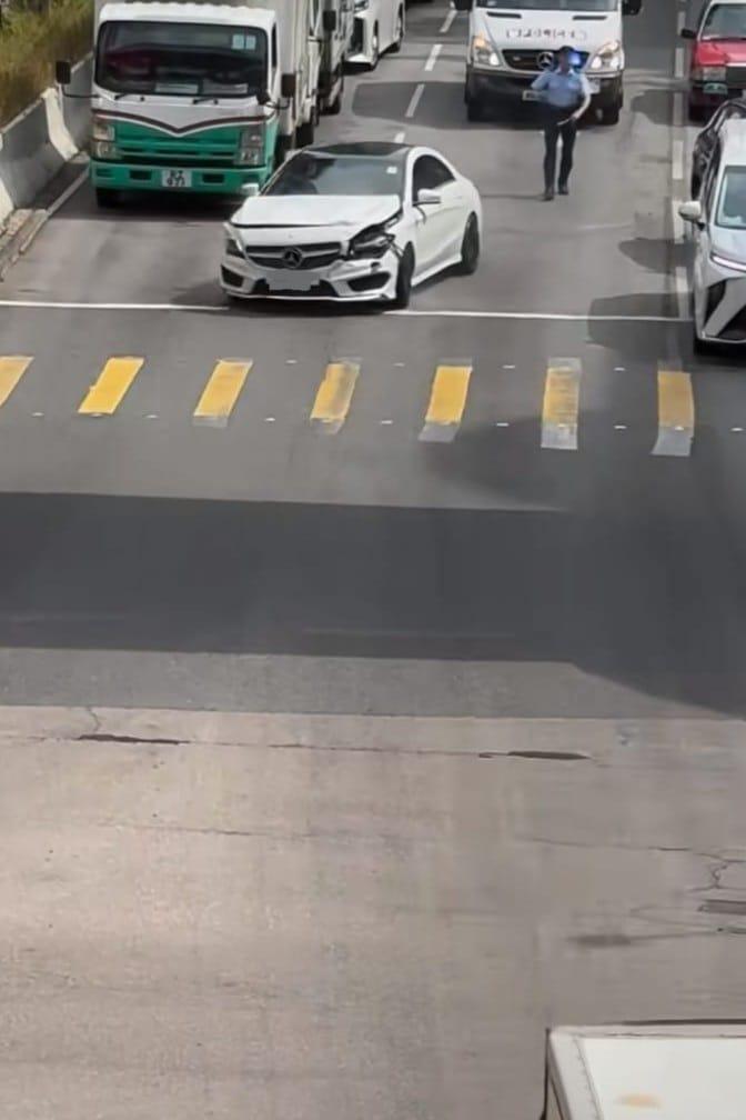 當時平治的車頭損毀,懷疑早前已撞及其他車輛。(小紅書「左街角落的小羊」片段截圖)