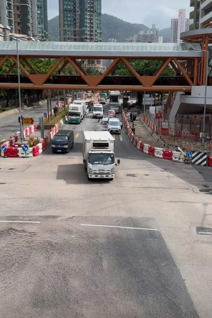 當日涉事平治在興華街西被困車龍中,同時有一輛警車在旁。(小紅書「左街角落的小羊」片段截圖)