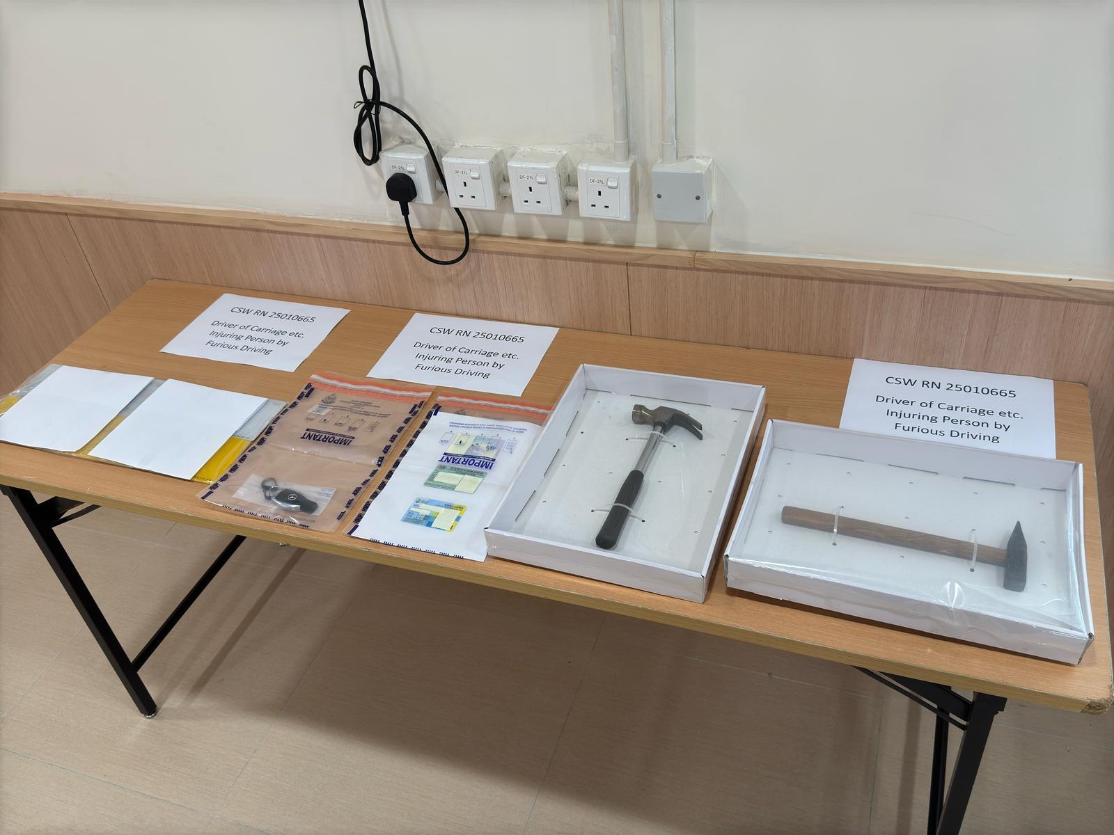 人員在車內搜獲兩把錘仔、一張屬於他人的身份證,以及他人的建造業⼯⼈註冊證和安全訓練證明書。