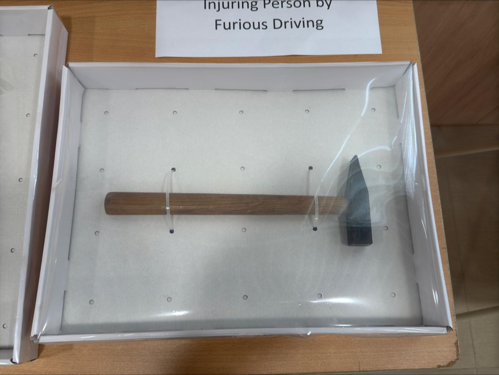 人員在車內搜獲兩把錘仔。