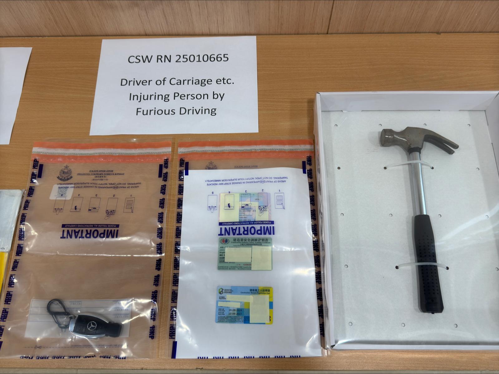 人員在車內搜獲兩把錘仔、一張屬於他人的身份證,以及他人的建造業⼯⼈註冊證和安全訓練證明書。