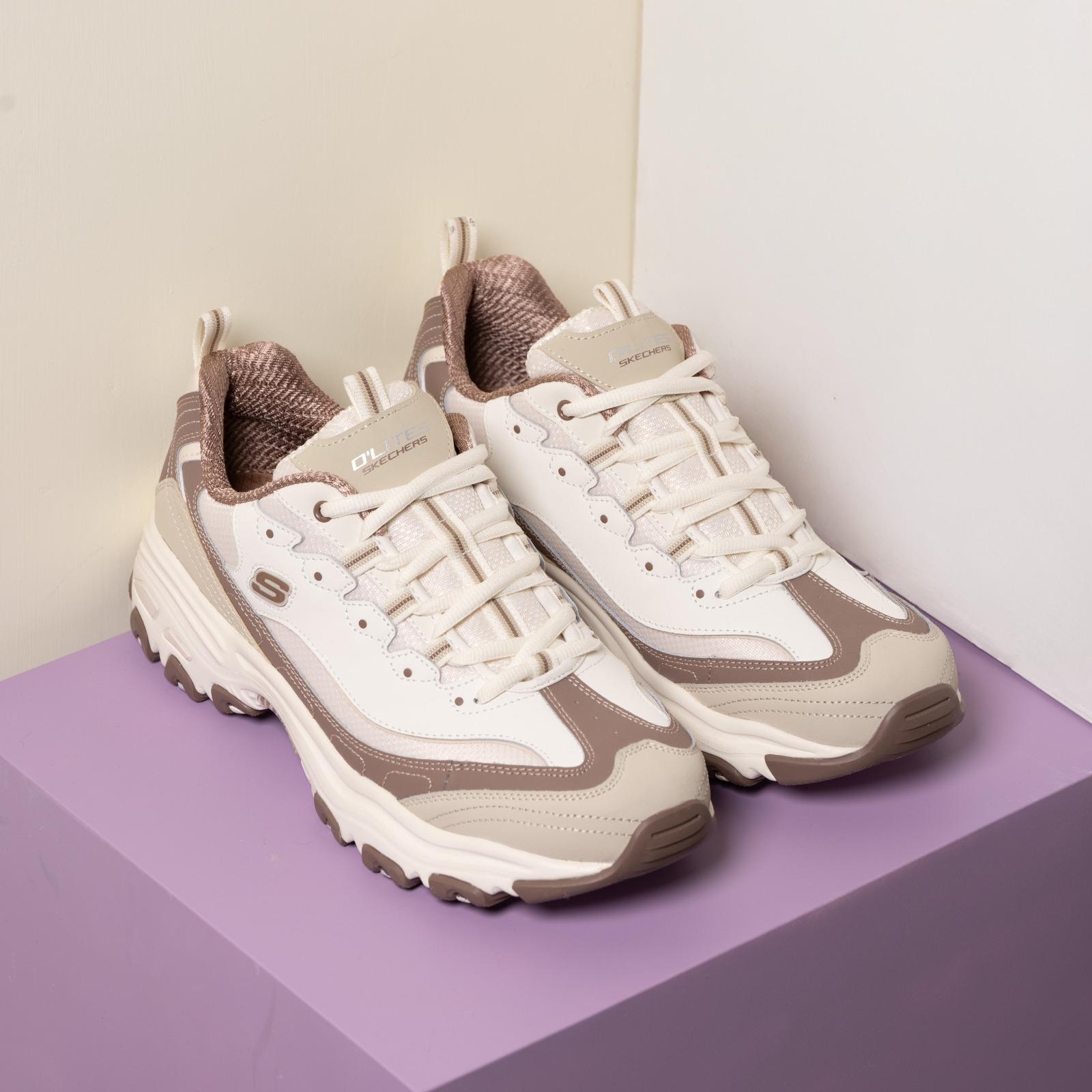 D'Lites首度搭載Hands Free Slip-ins®科技 熊貓主調鞋款同步登場 延續系列靈感,Panda Pack同步推出多款成人及小童D’Lites鞋款,演繹從頭到腳的熊貓系穿搭。是次全新女裝鞋Hands Free Slip-ins®: D'Lites,首度將品牌王牌舒適科技SKECHERS Hands Free Slip-ins®站立穿脫科技注入D’Lites經典輪廓,配合專利Heel Pillow™鞋跟設計,讓用家無需彎腰或動手即可輕鬆穿上鞋履,實現解放雙手、「一秒閃穿,即穿即走」的便捷穿脫體驗。另外,D’Lites亦配有Air-Cooled Memory Foam®透氣記憶棉鞋墊,帶來舒適且穩定的承托效能。鞋面採用多層皮革、網布及針織物料拼接,結合條紋鞋帶細節,設計感與機能兼備。加上1.5吋加高鞋跟,修飾身形比例,為穿搭增添時尚感。