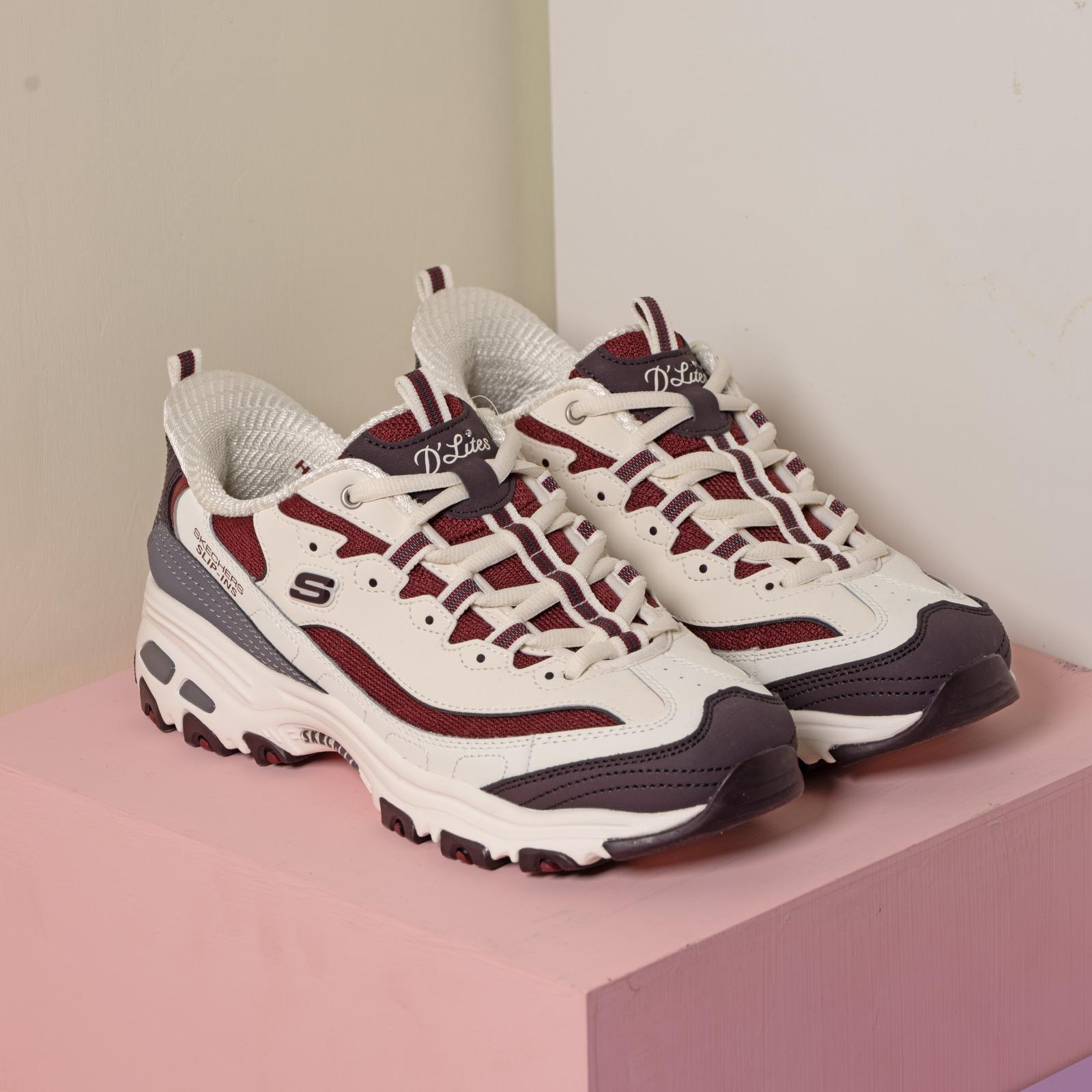 D'Lites首度搭載Hands Free Slip-ins®科技 熊貓主調鞋款同步登場 延續系列靈感,Panda Pack同步推出多款成人及小童D’Lites鞋款,演繹從頭到腳的熊貓系穿搭。是次全新女裝鞋Hands Free Slip-ins®: D'Lites,首度將品牌王牌舒適科技SKECHERS Hands Free Slip-ins®站立穿脫科技注入D’Lites經典輪廓,配合專利Heel Pillow™鞋跟設計,讓用家無需彎腰或動手即可輕鬆穿上鞋履,實現解放雙手、「一秒閃穿,即穿即走」的便捷穿脫體驗。另外,D’Lites亦配有Air-Cooled Memory Foam®透氣記憶棉鞋墊,帶來舒適且穩定的承托效能。鞋面採用多層皮革、網布及針織物料拼接,結合條紋鞋帶細節,設計感與機能兼備。加上1.5吋加高鞋跟,修飾身形比例,為穿搭增添時尚感。