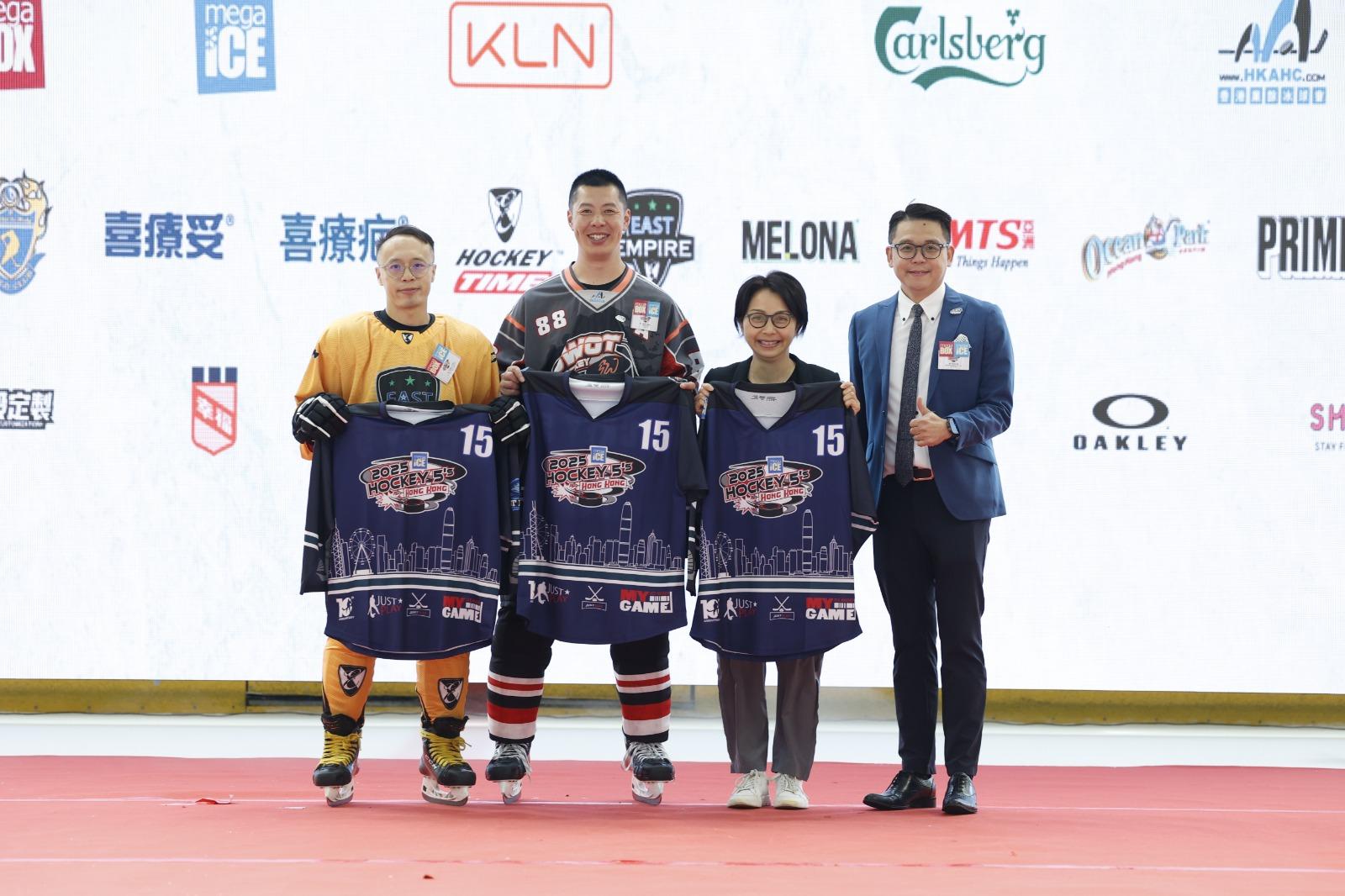 曾參加過14屆賽事的黃彥羲(Yannick Wong)(左二)提到,賽事多年來越來越國際化,有助提升本地冰球運動水平。(公關提供)