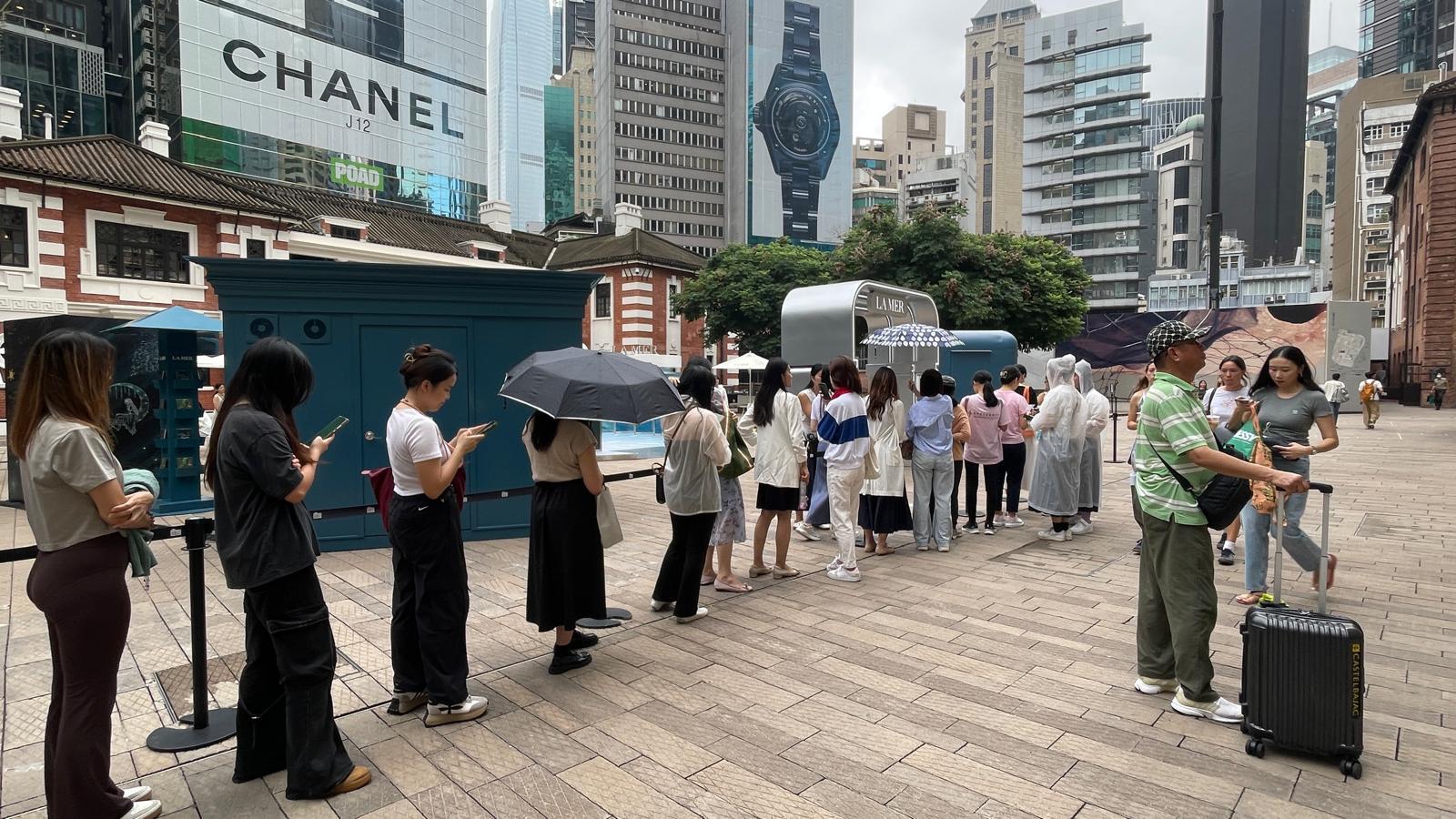 記者今日再訪限定店,發現店外已有長長人龍。