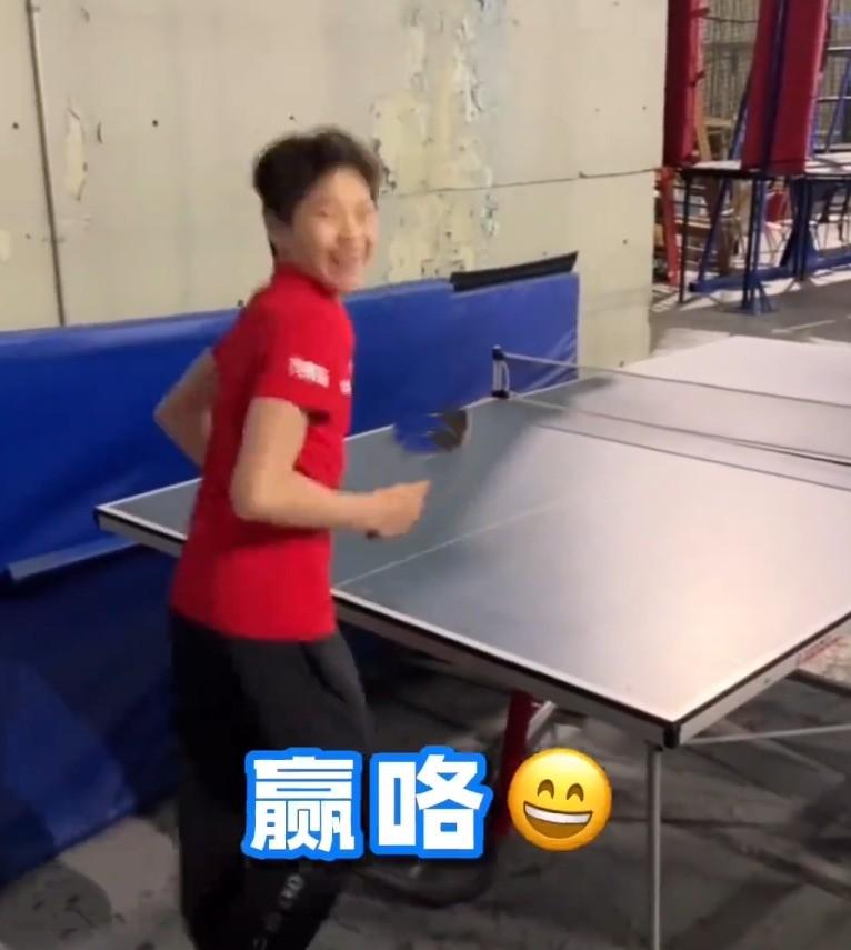 全紅嬋打乒乓球扣殺跳水隊隊友王宗源後high爆。(影片截圖)