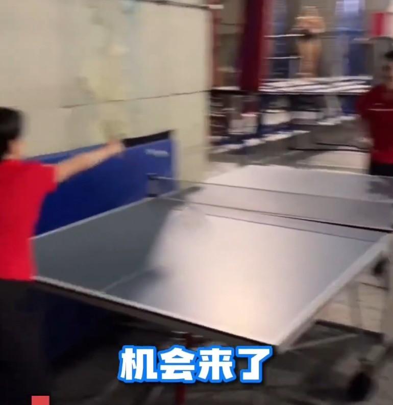 全紅嬋打乒乓球為支持者帶來新鮮感。(影片截圖)